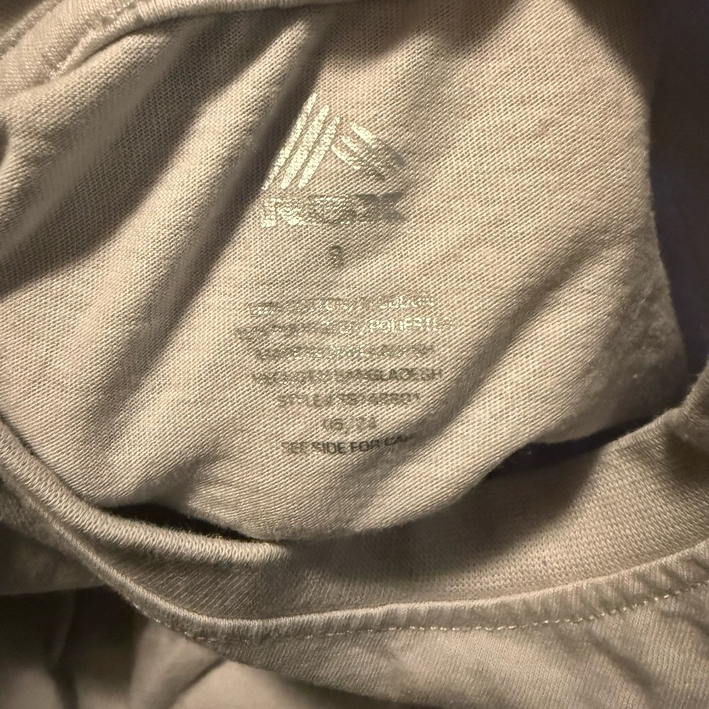2 pieces Reebok Classic White Kids Tee & sweater - Picture 2 of 5